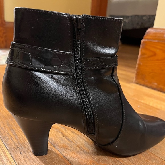 Women’s Croft & Barrow black heeled boot. Size 8 - Picture 2 of 4